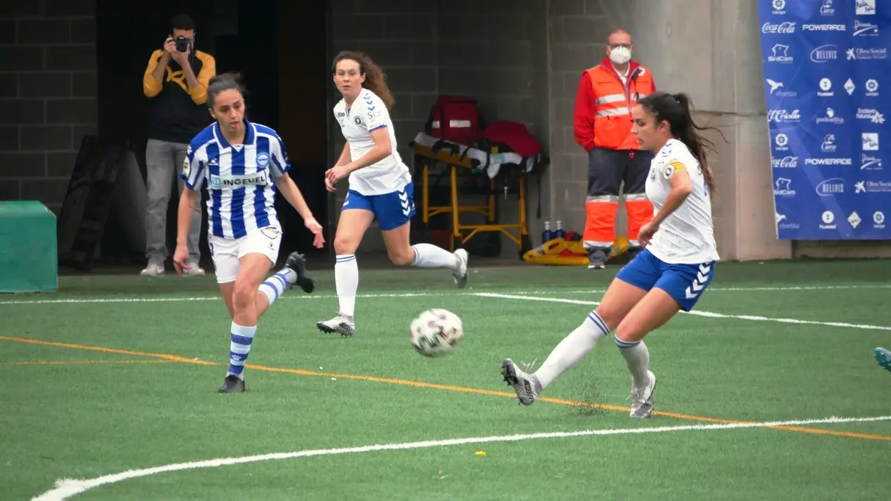 Laura Mart&iacute;nez juega un bal&oacute;n en el centro del campo. Foto: Zaragoza CFF