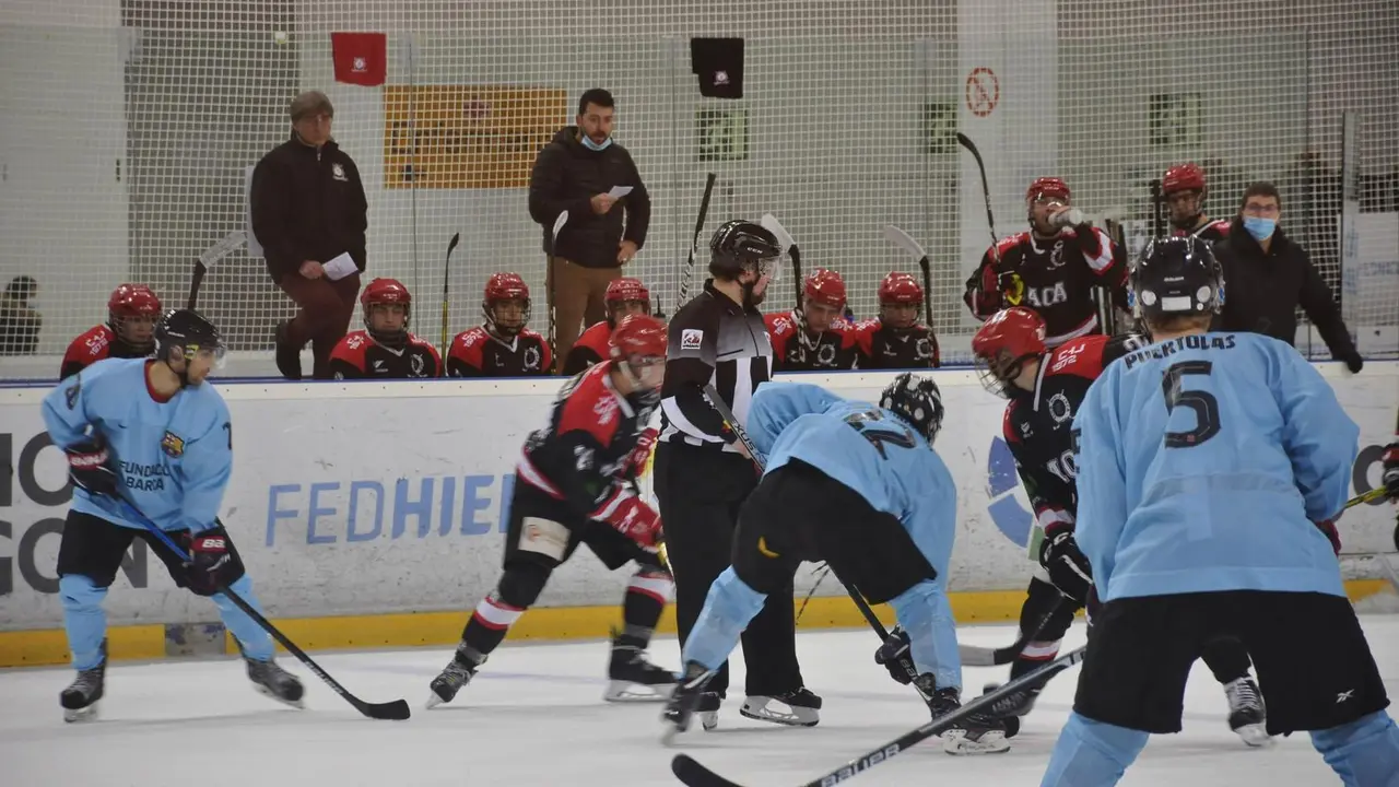Faceoff entre azulgranas y jacetanos. | Foto: CH Jaca