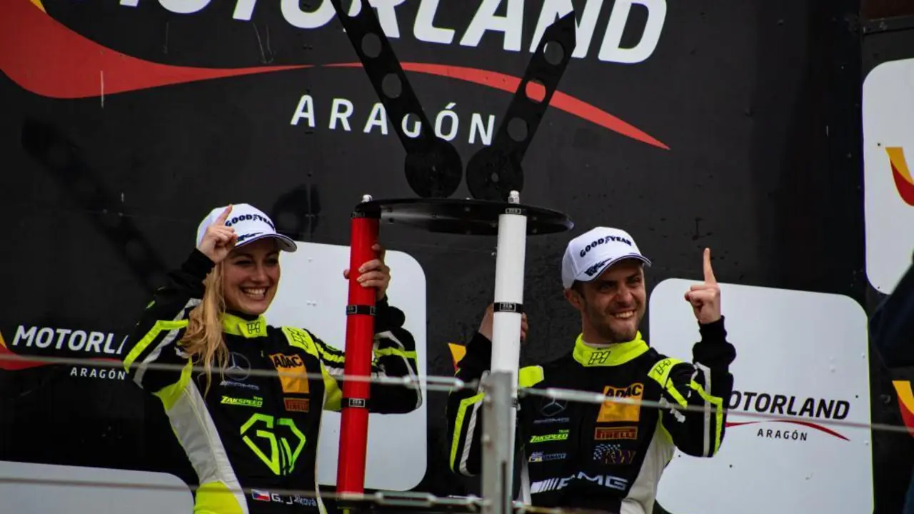 Gabriela Jikova y Robert Haub, del Team Zakspeed, vencedores este jueves en MotorLand. Foto: MotorLand