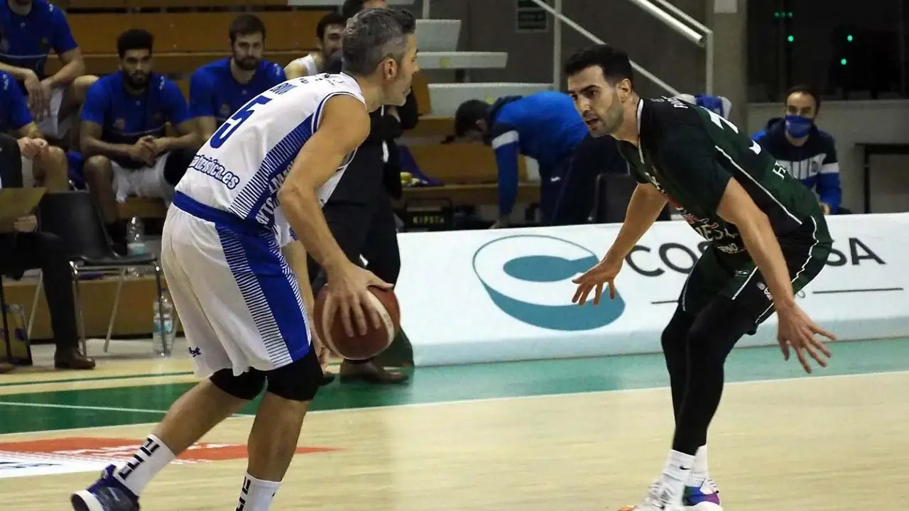 Parejo, en la imagen, defiende la canasta del Levitec en el partido contra el Almansa disputado en el Palacio. Foto: C.Pascual