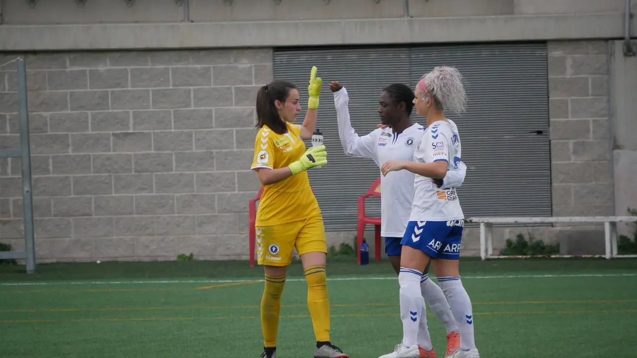 Elena, Nachula y Mady al final del partido ante el Alav&eacute;s. Foto: Zaragoza CFF