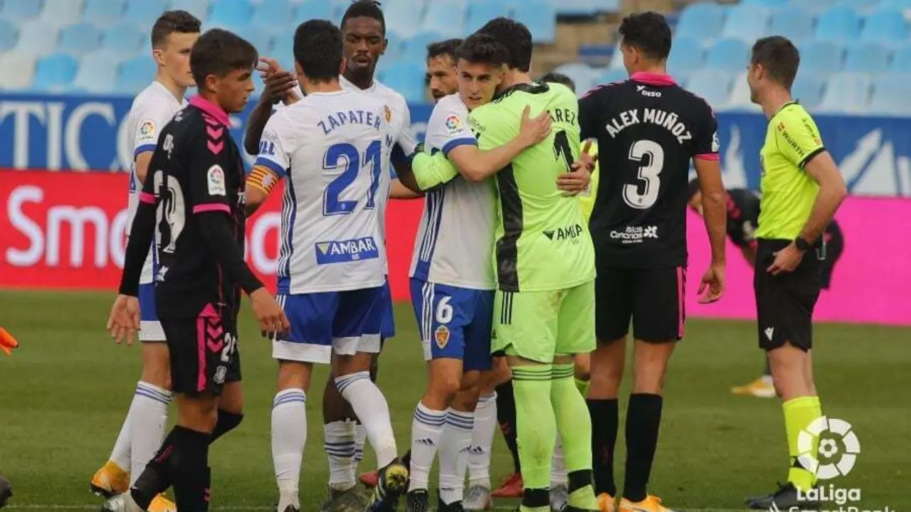 Alejandro Franc&eacute;s abraza a Cristi&aacute;n &Aacute;lvarez al final del encuentro ante el CD Tenerife. Foto: LaLiga SmartBank