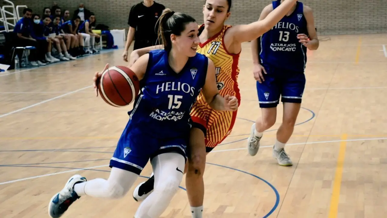 Esther Iranzo entra al aro ante Unigirona. Foto: @callaved