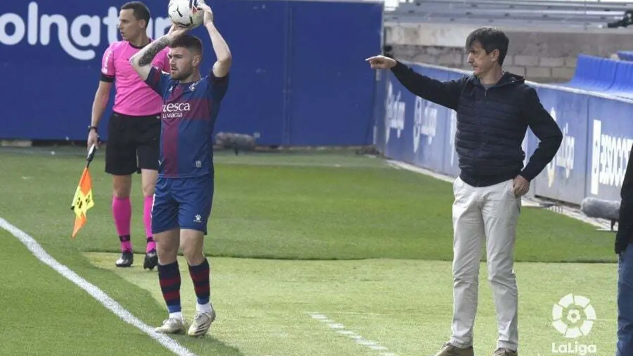 Pacheta dando indicaciones en el Huesca-Celta. Foto: La Liga.