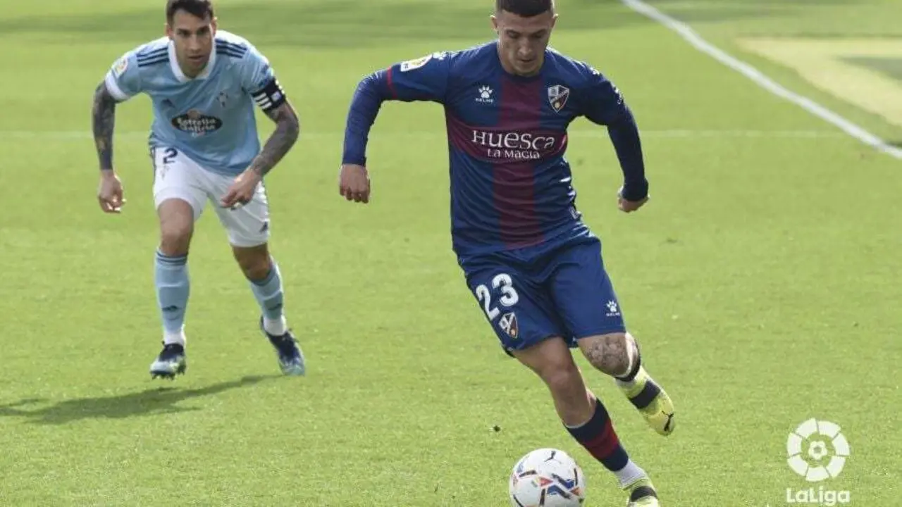 Escriche, en la imagen, conduce el bal&oacute;n en el Huesca - Celta disputado en El Alcoraz. Foto: LaLiga