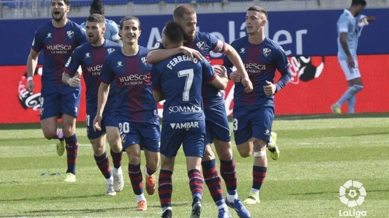 Pulido abraza a Ferreiro. | Foto: LaLiga