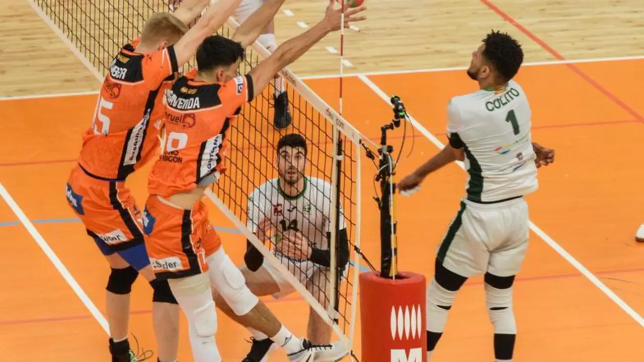 Los turolenses blocan un bal&oacute;n del Almer&iacute;a. | Foto: CV Teruel