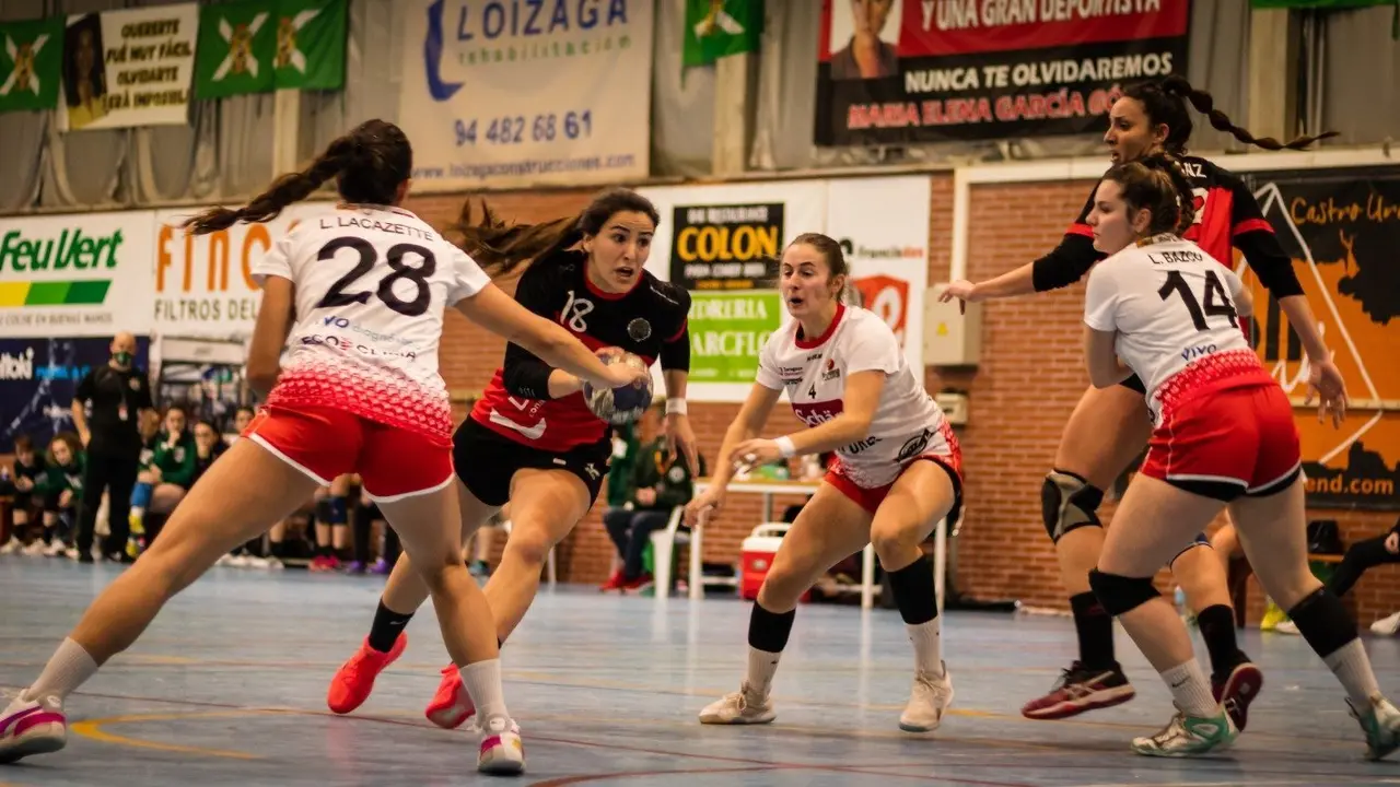 Lila Lacazzette, en una acci&oacute;n defensiva. Foto: LOIZAGA CONST. CASTRO-URDIALES