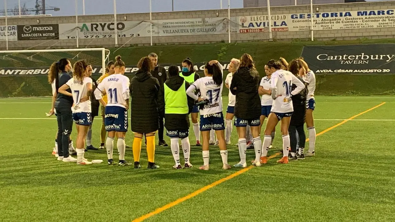 Las jugadoras del Zaragoza CFF charlan en circulo con Nacho Bracero al final del partido ante el Alav&eacute;s. Foto: Zaragoza CFF