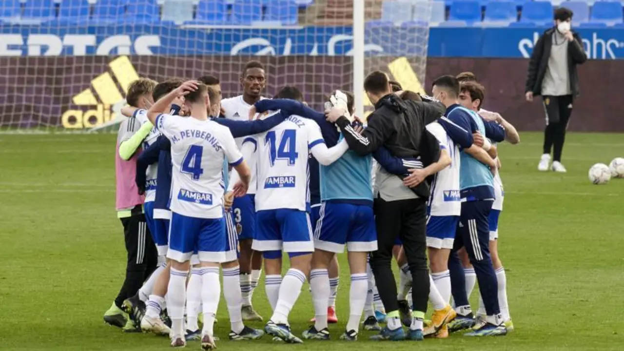 El Real Zaragoza celebra en grupo la victoria ante el CD Tenerife en La Romareda. Foto: Real Zaragoza 