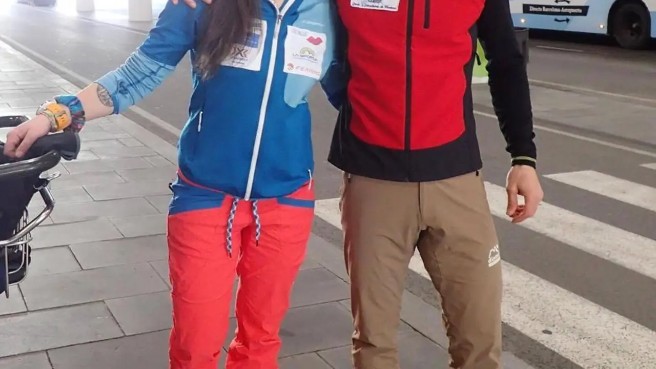 Stefi Troguet y Jonatan Garc&iacute;a en el aeropuerto desde pusieron rumbo a Katmandu. Foto: Cedida