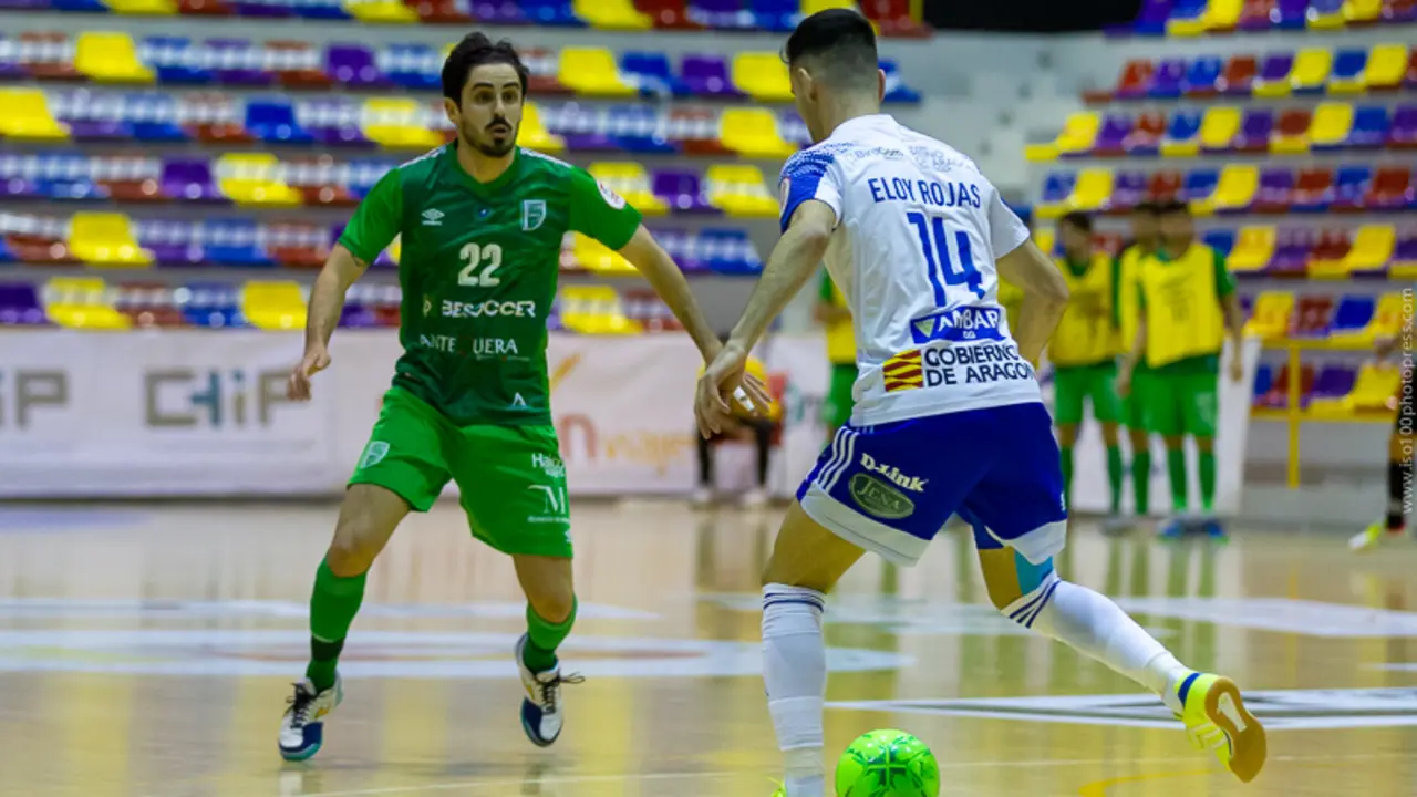 Eloy Rojas conduce el bal&oacute;n. Foto: UMA Soccer Antequera