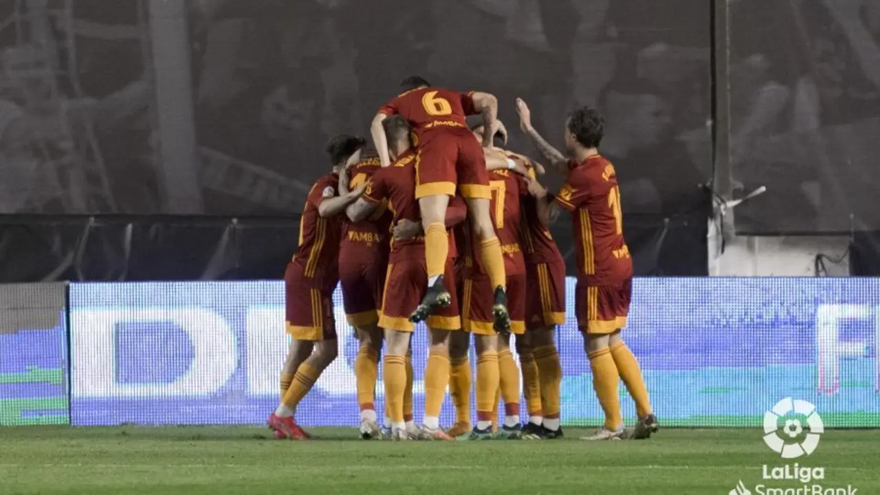 Los jugadores del Real Zaragoza celebran un gol en Vallecas. Foto: LaLiga SmartBank