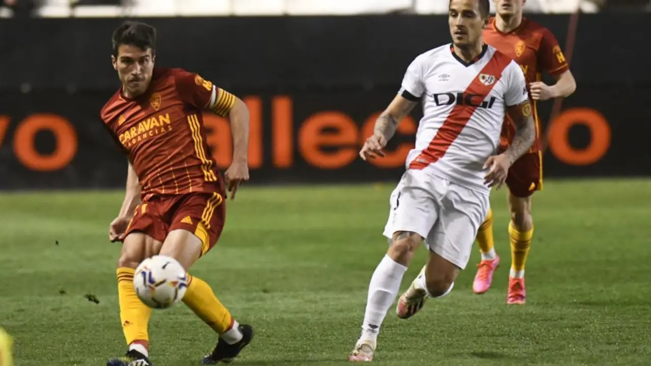 Alberto Zapater filtra un pase en el centro del campo ante el Rayo Vallecano. Foto: Real Zaragoza