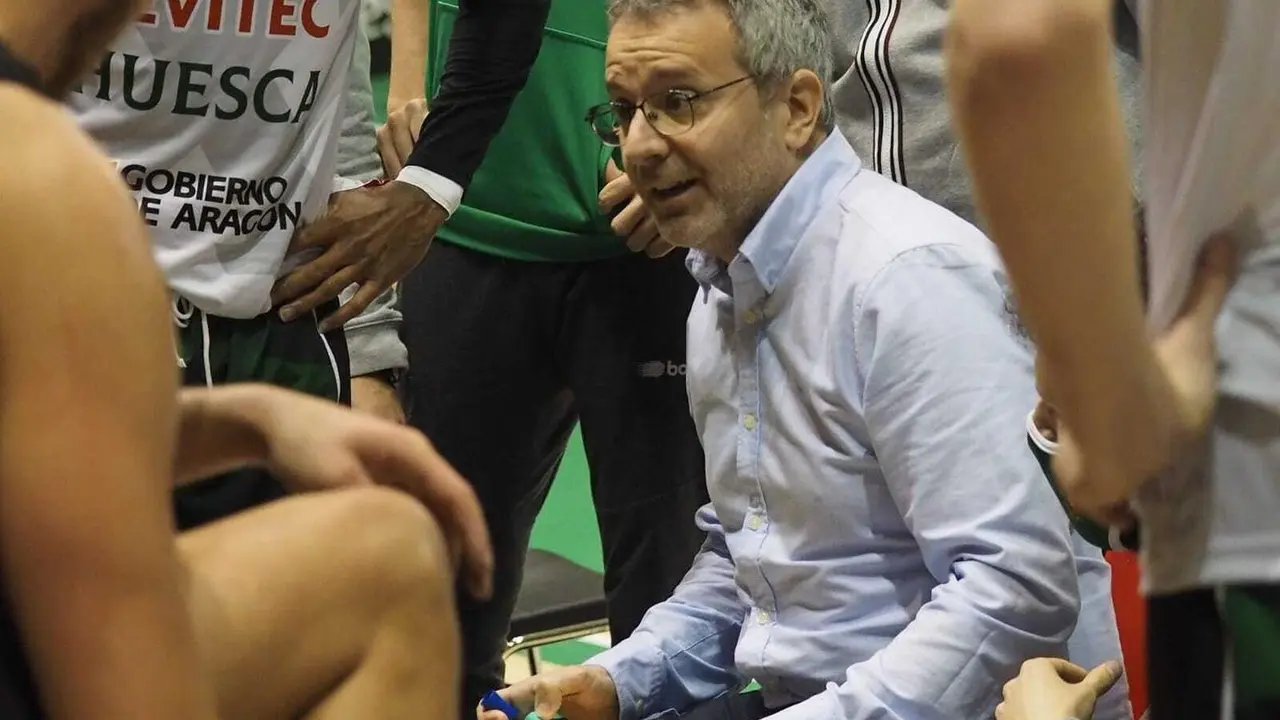 &Oacute;scar Lata da instrucciones en un tiempo muerto. Foto: C. Pascual