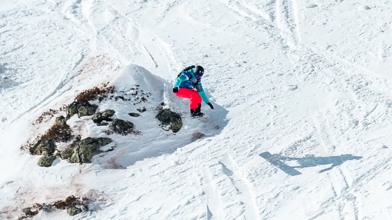 N&uacute;ria Cast&aacute;n, en un salto durante el descenso de la l&iacute;nea que eligi&oacute; en Austria. Foto: Albert Geli