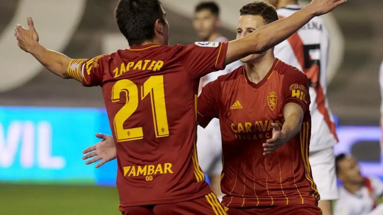 Zapater abraza a Nieto tras el 0 a 2 en Vallecas. Foto: Real Zaragoza