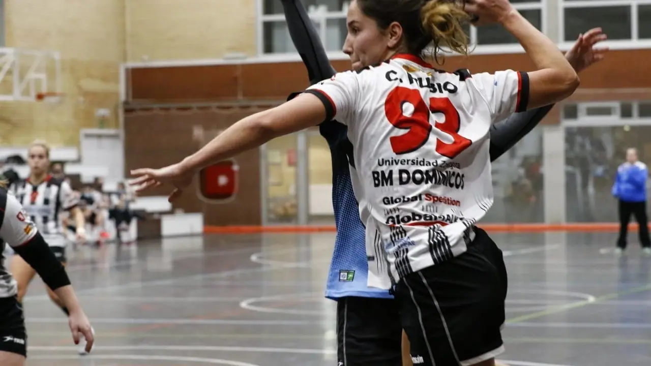 Carlota Rubio se dispone a lanzar en un partido del Dominicos. Foto; Mar&iacute;a Pilar Mart&iacute;n