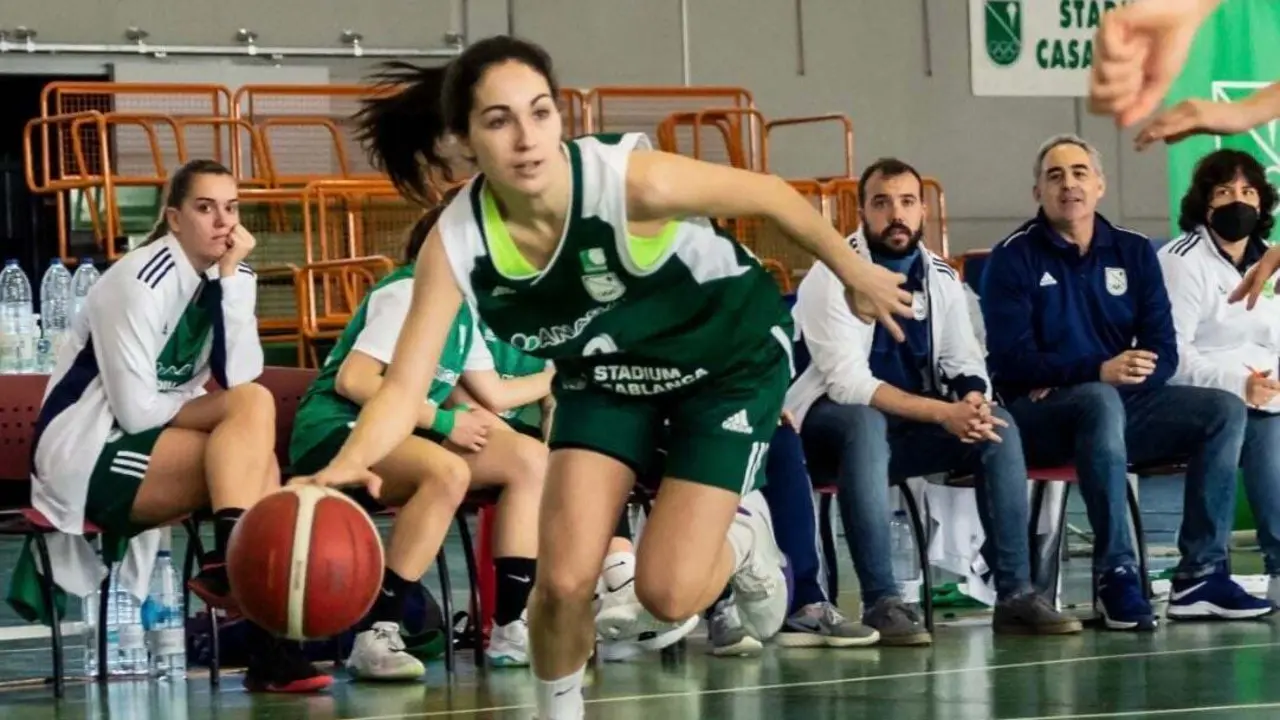 Irene Rubio conduce el bal&oacute;n. Foto: Ra&uacute;l Morales