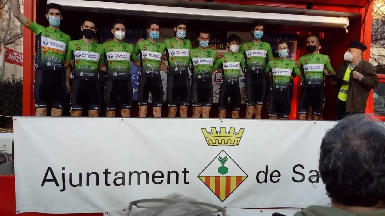 Equipo del Huesca La Magia Renault tras firmar un gran resultado por equipos sobre el asfalto de Sabadell. Foto: Cedida