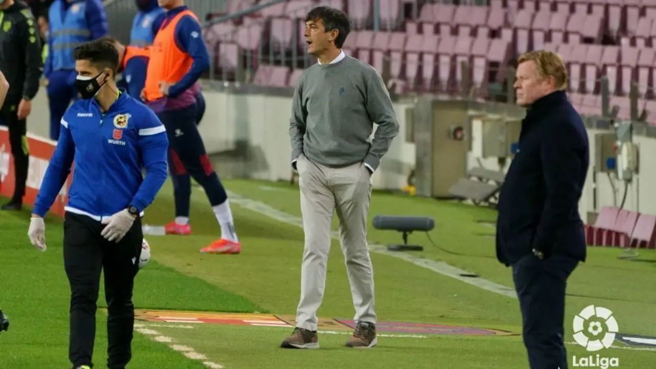 Pacheta con Koeman en el Barcelona - Huesca I Foto: LaLiga