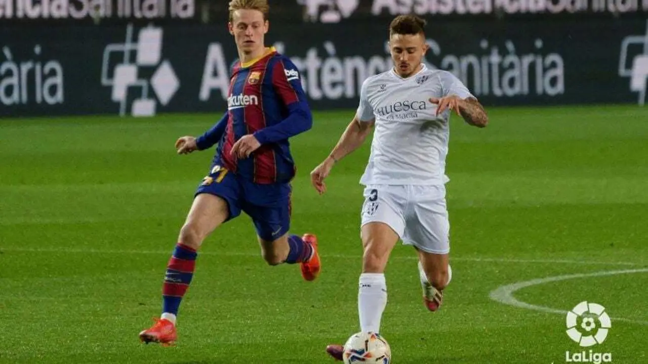 Maffeo conduce el bal&oacute;n ante De Jong. | Foto: LaLiga