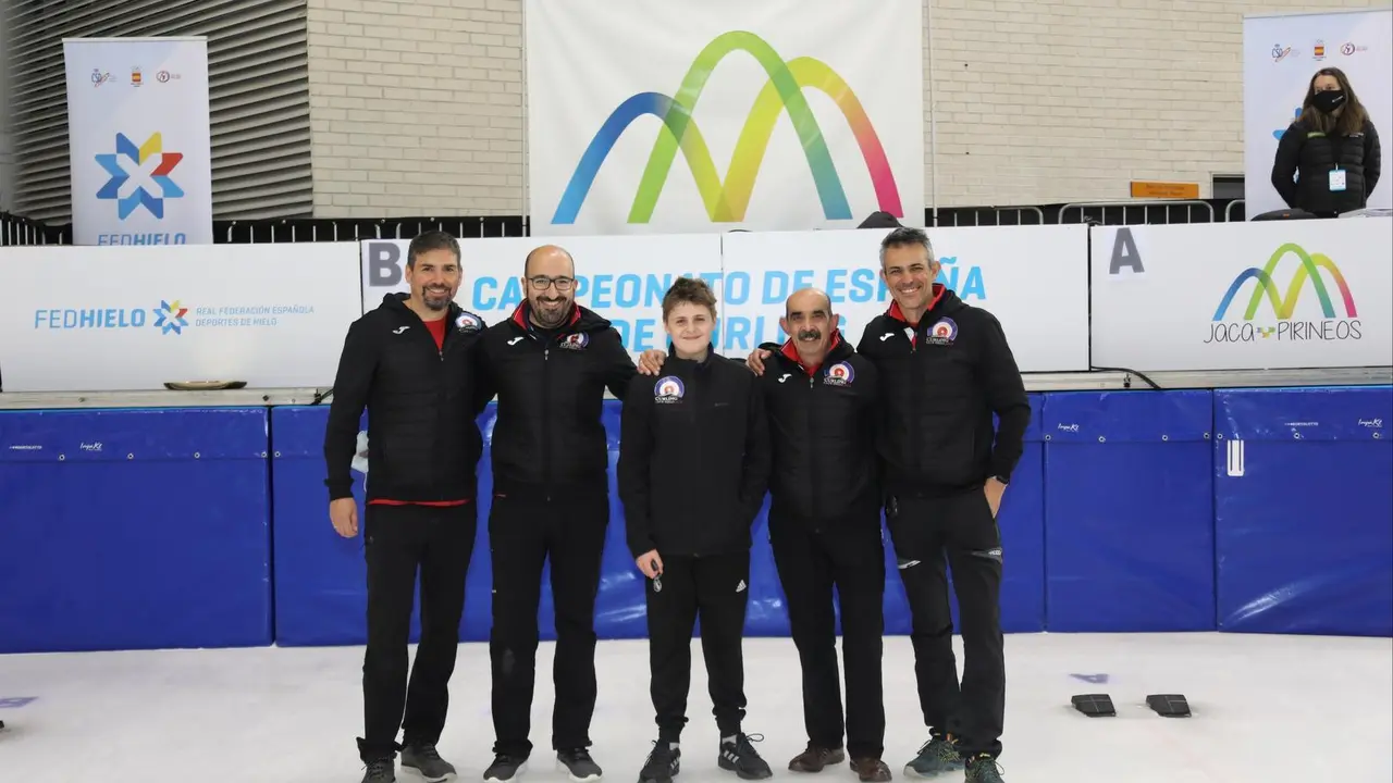 Los componentes del Curling CH Jaca. | Foto: Miguel Ram&oacute;n Henares