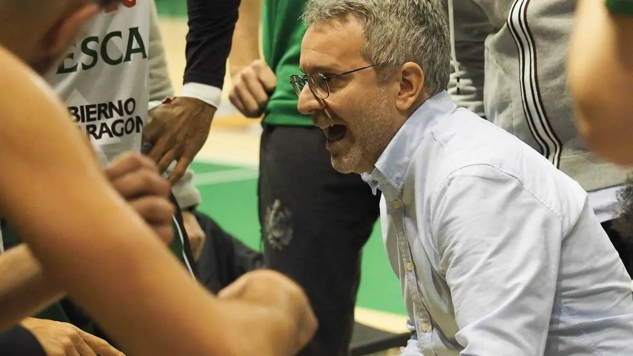 &Oacute;scar Lata da instrucciones ante L&eacute;rida. Foto: C. Pascual