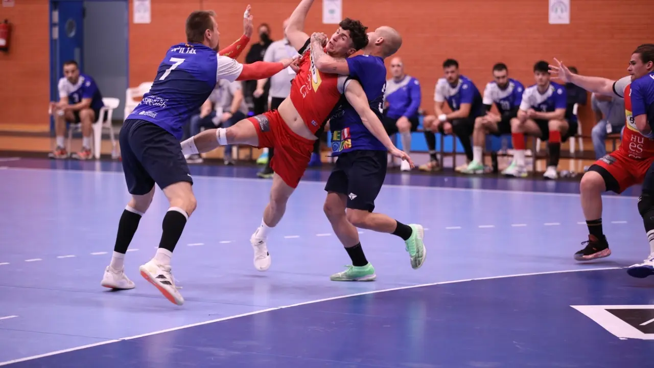 La defensa de Benidorm neutraliza sin contemplaciones al central del Bada Sergio P&eacute;rez. Foto: Edwin van T Hek