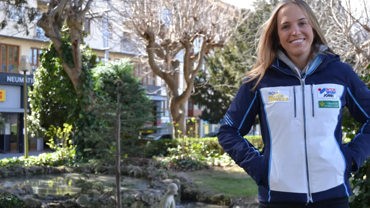 Celia Abad, en la plaza Medio Pa&ntilde;uelo de Jaca. Foto: Sportaragon