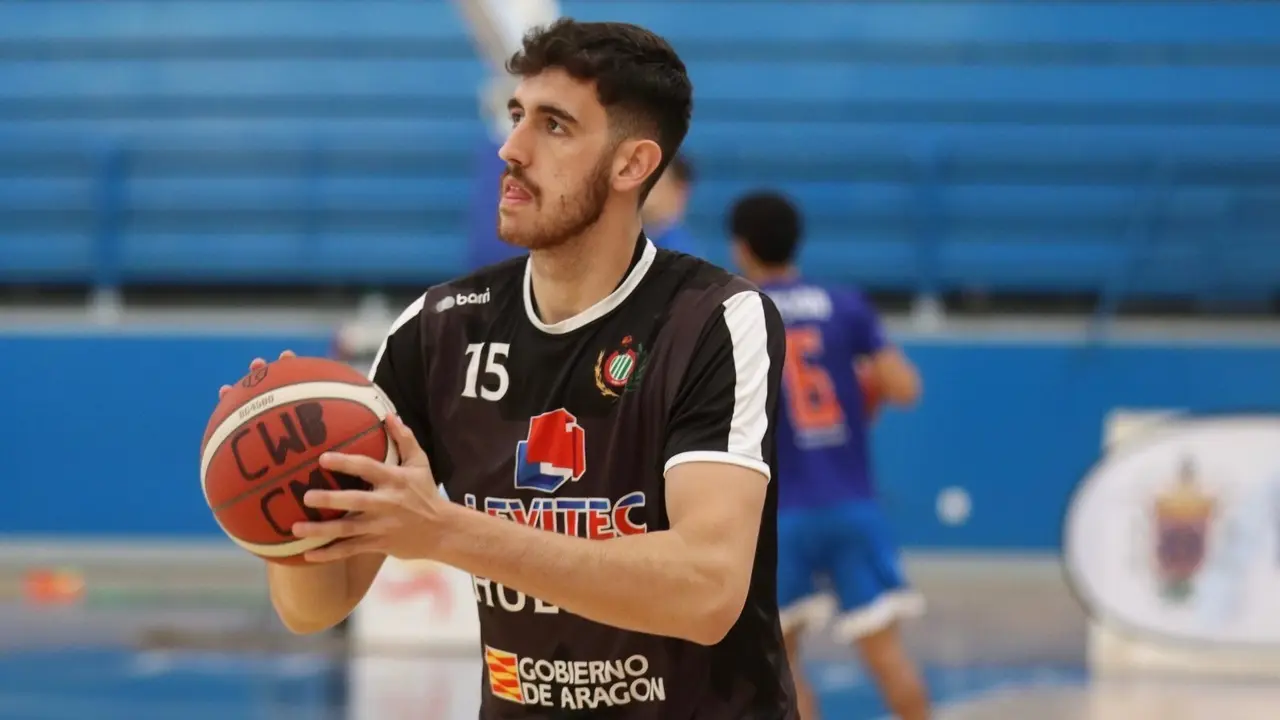 Ignacio Rosa, durante el calentamiento ante Melilla. Foto: Melilla Baloncesto