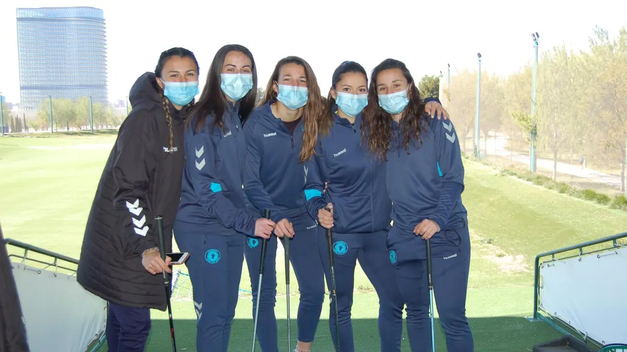 Las jugadoras del Zaragoza CFF prueban a jugar a golf. Foto: Zaragoza CFF