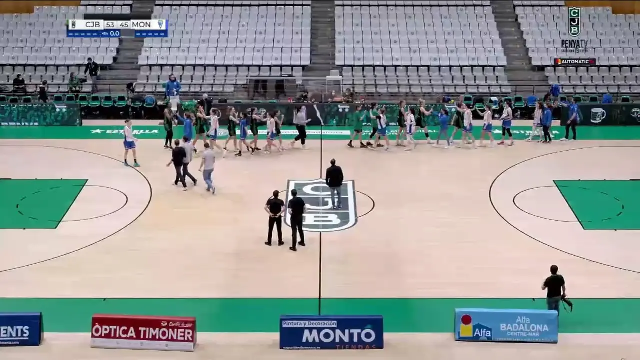Las jugadoras se saludan a la conclusi&oacute;n del duelo. Foto: FEB TV