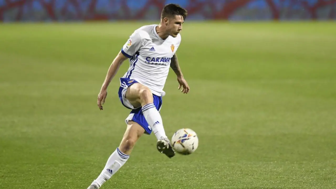 Vigaray controla un bal&oacute;n ante el CD Mirand&eacute;s. Foto: Real Zaragoza