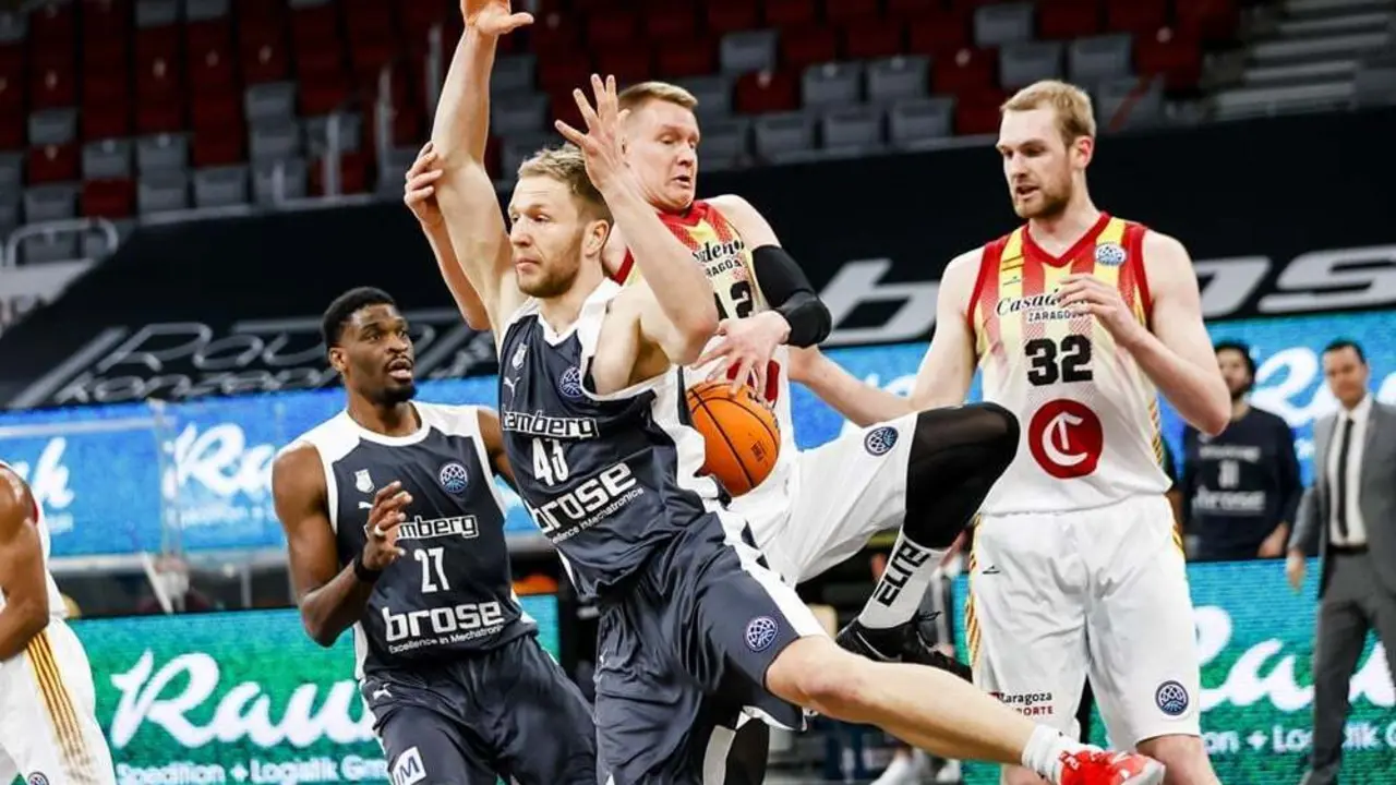 Robin Benzing pierde el equilibrio en un lance. Foto: FIBA