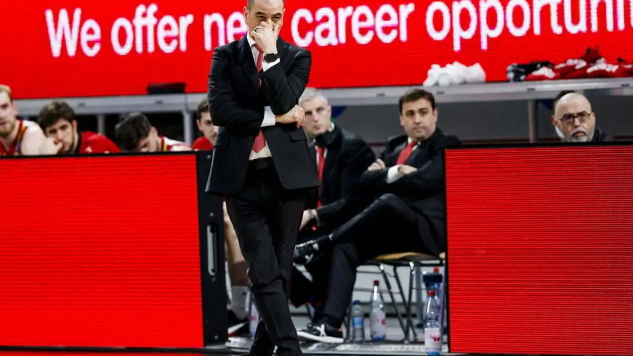Sergio Hern&aacute;ndez observa preocupado el partido. Foto: FIBA