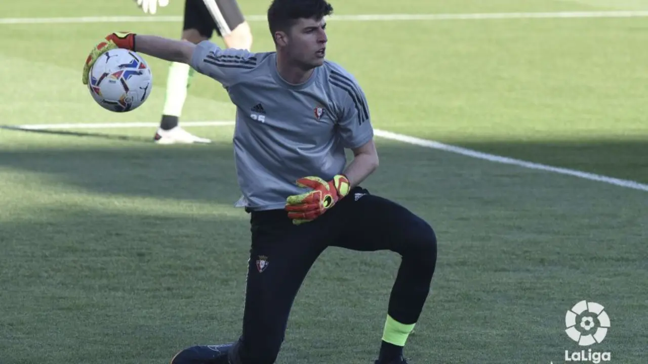 Juan P&eacute;rez en el calentamiento antes del partido contra el Huesca. | Foto: LaLiga