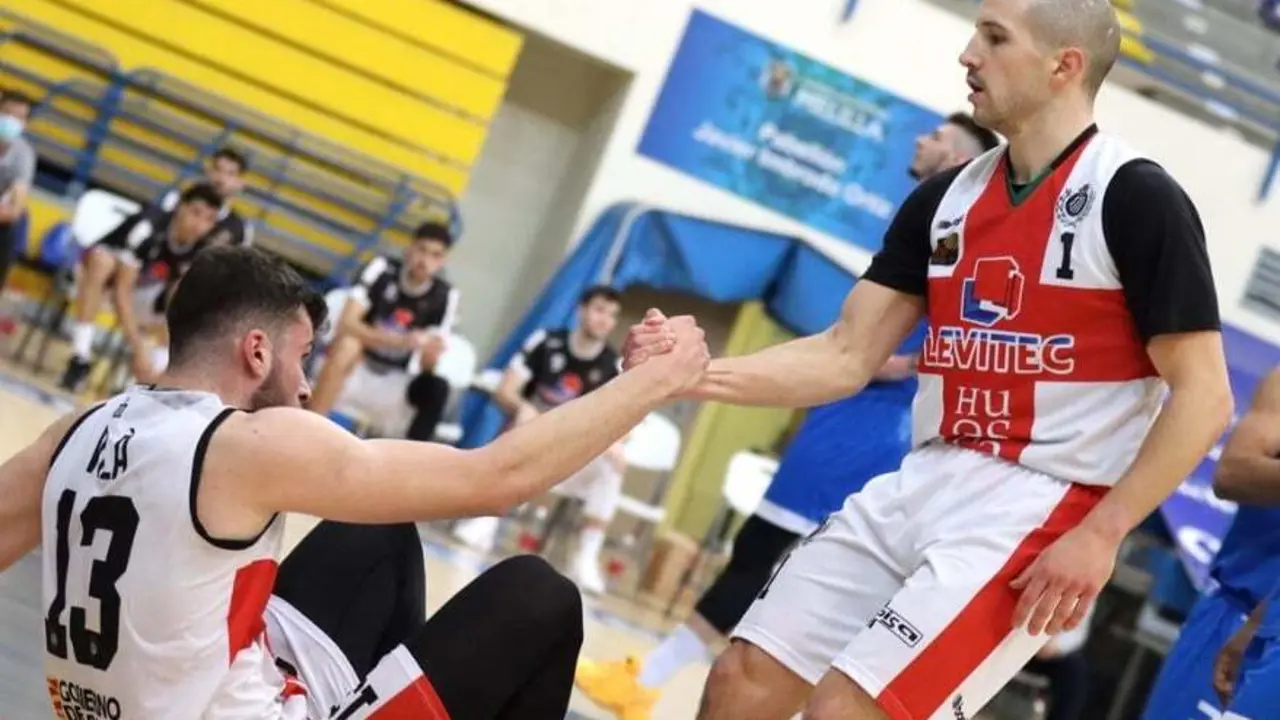 Mackenzie ayuda a levantarse a Vil&agrave; en el partido contra Melilla. Foto: CMB