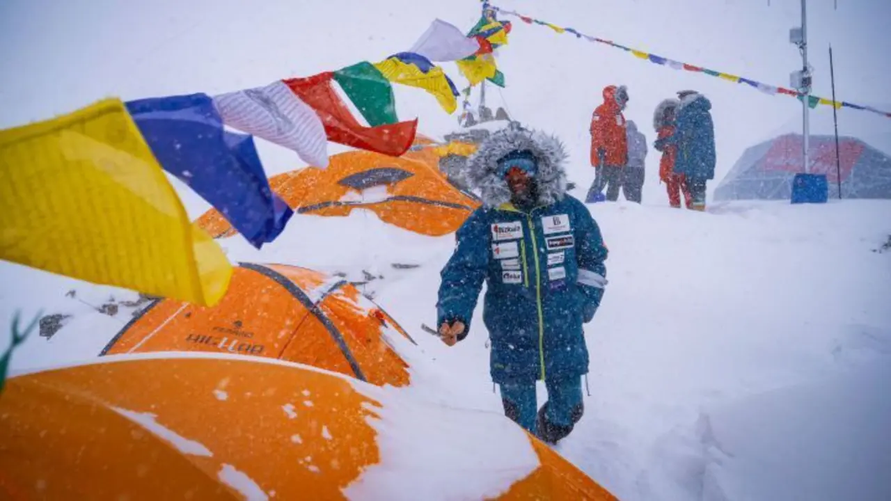 Imagen de Txikon en uno de los campos del Manaslu durante su intento de cumbre en este invierno. Foto: Cedida