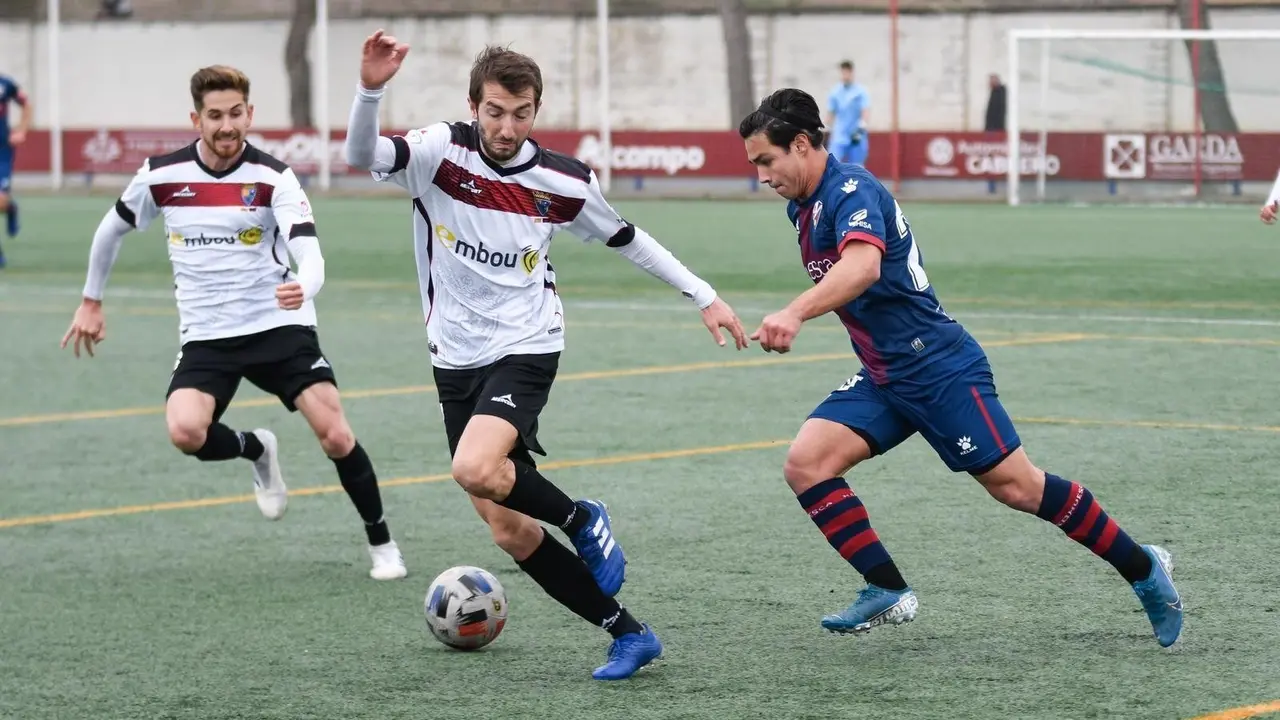 Duelo en el &uacute;ltimo encuentro entre el CD Teruel y la SD Huesca B. | Foto: CD Teruel