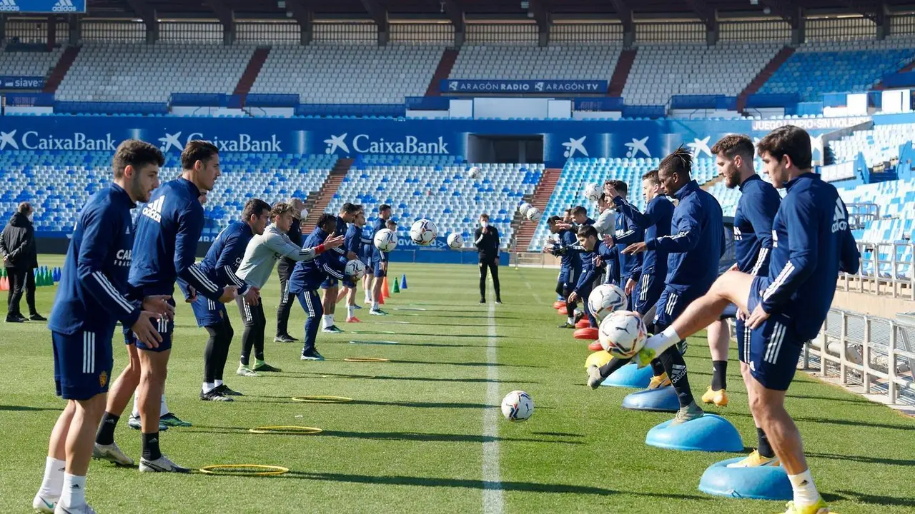 Los jugadores del Real Zaragoza realizan ejercicios de entrenamiento en La Romareda. Foto: Real Zaragoza