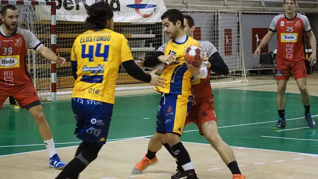 Rodrigo Benites aplic&aacute;ndose a fondo para cerrar el ataque de un jugador de Aranda. Foto: C.Pascual
