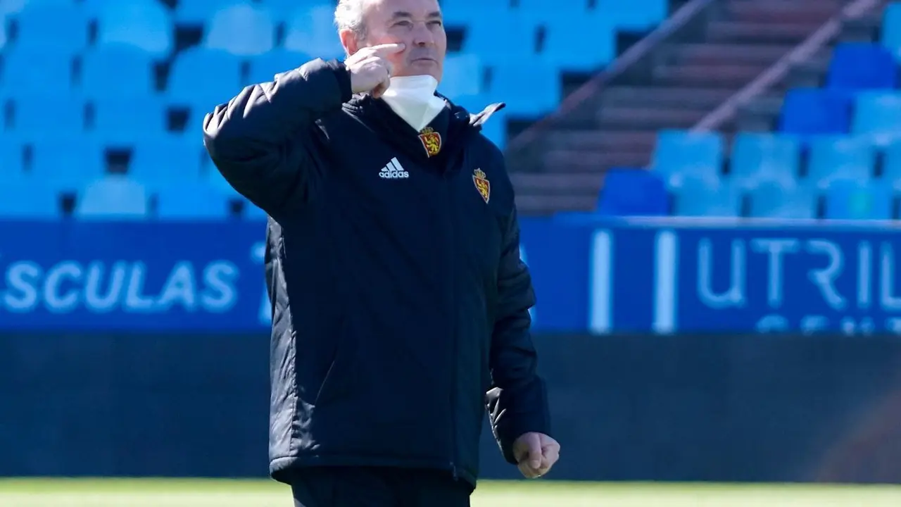 Juan Ignacio Mart&iacute;nez da instrucciones a sus jugadores en un entrenamiento en La Romareda. Foto: Real Zaragoza