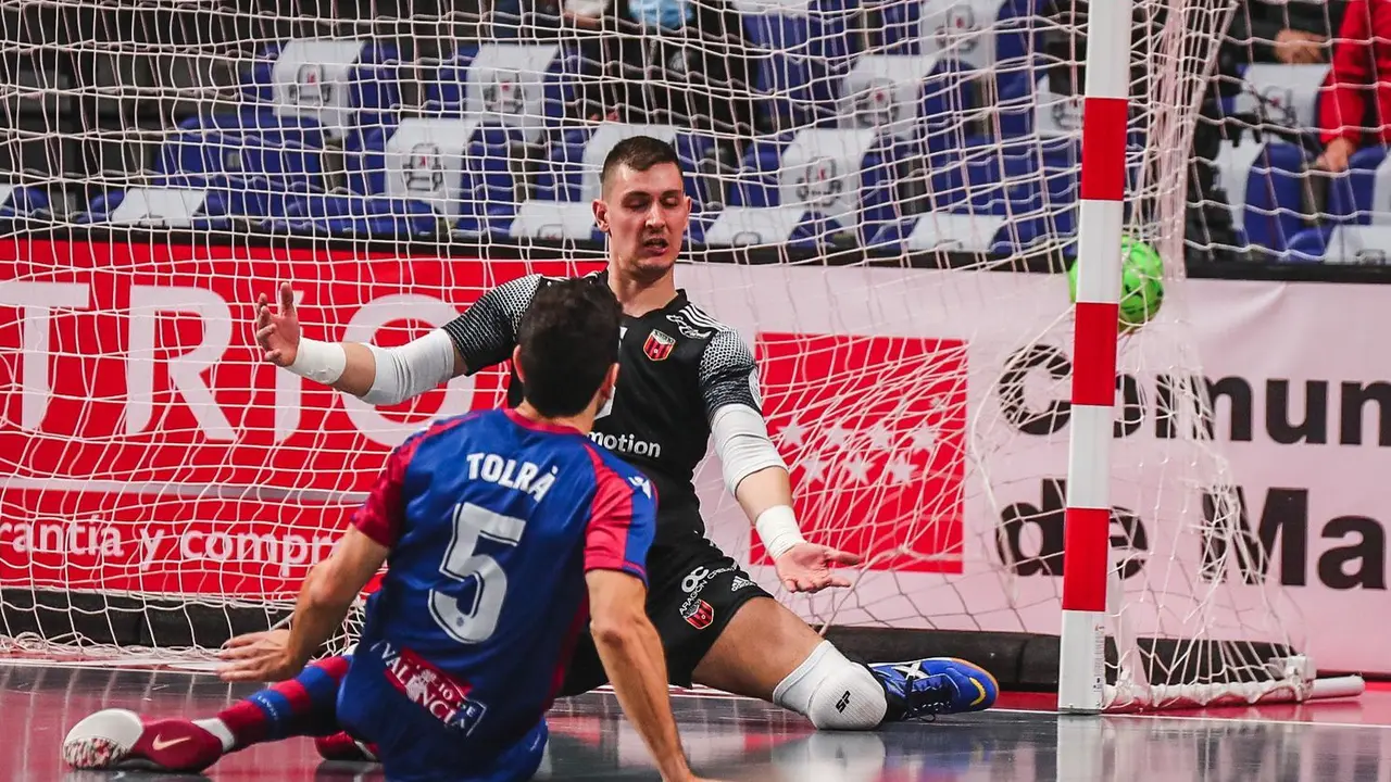 Iv&aacute;n Bernad no logra detener el gol de Tolra
