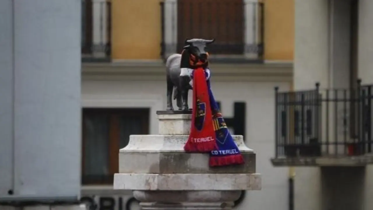 Ram&oacute;n Navarro y los hinchas turolenses sue&ntilde;an con volver a ver al "Torico" con la bufanda del club | Foto: EcodeTeruel 