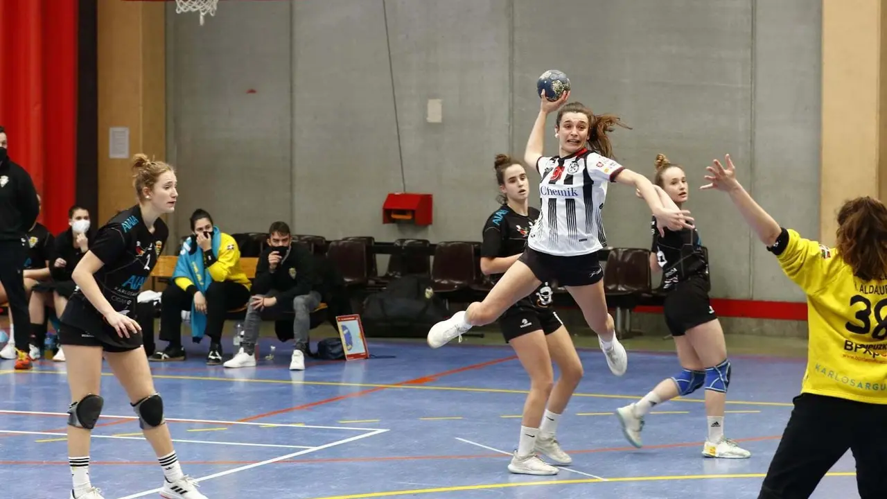 Nuria Fern&aacute;ndez, en una acrob&aacute;tica posici&oacute;n en el partido entre Dominicos y Zarautz. Foto: Mar&iacute;a Pilar Mart&iacute;n