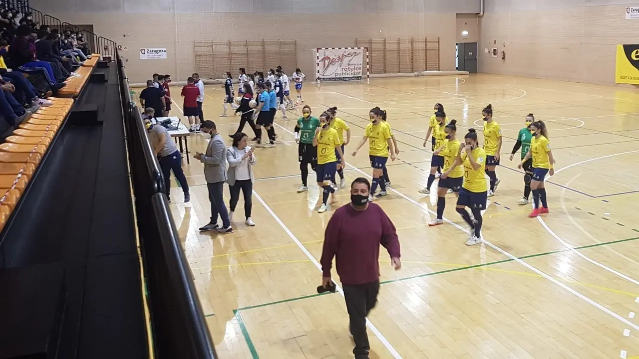 Las jugadoras de ambos clubes, en el momento de terminar el calentamiento. Foto: Teldeportivo