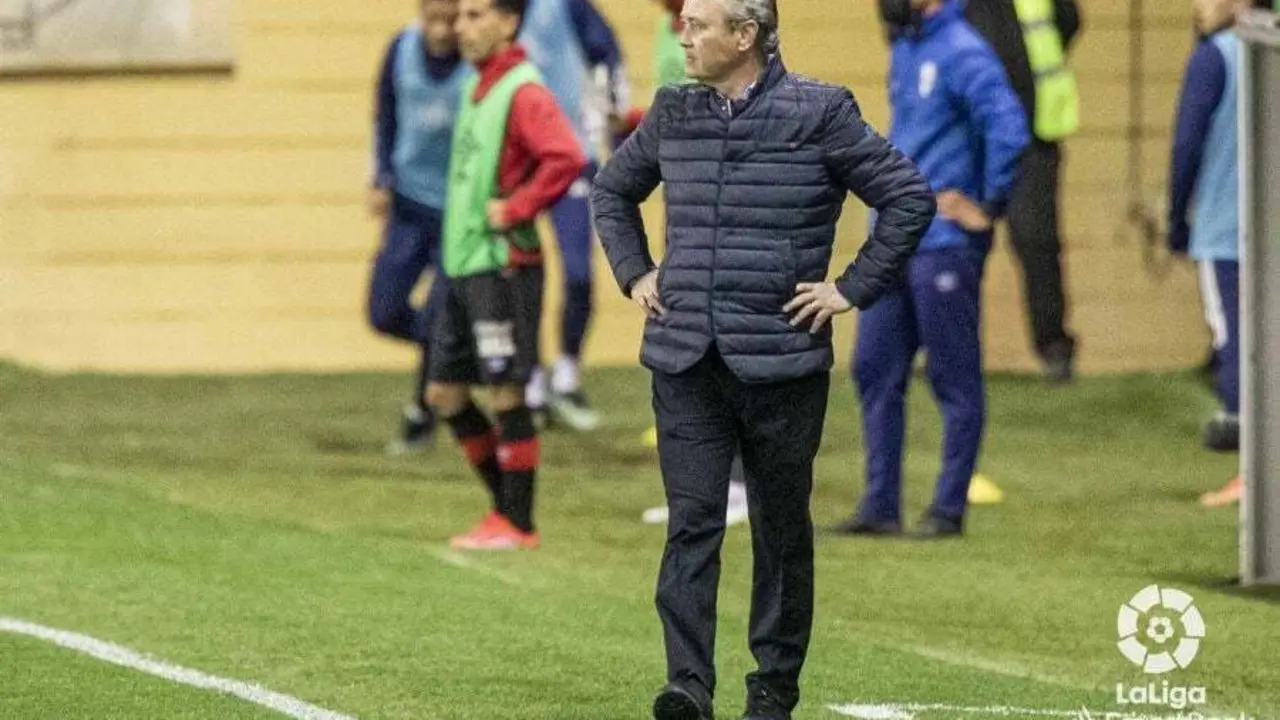JIM observa el partido concentrado desde el &aacute;rea t&eacute;cnica. Foto: LaLiga SmartBank