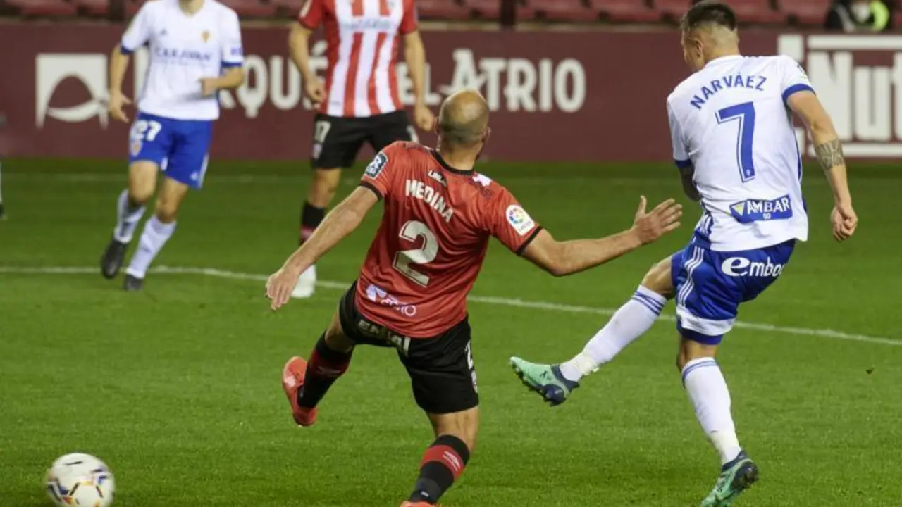 Narv&aacute;ez marca a pase de Zapater. Foto: Real Zaragoza
