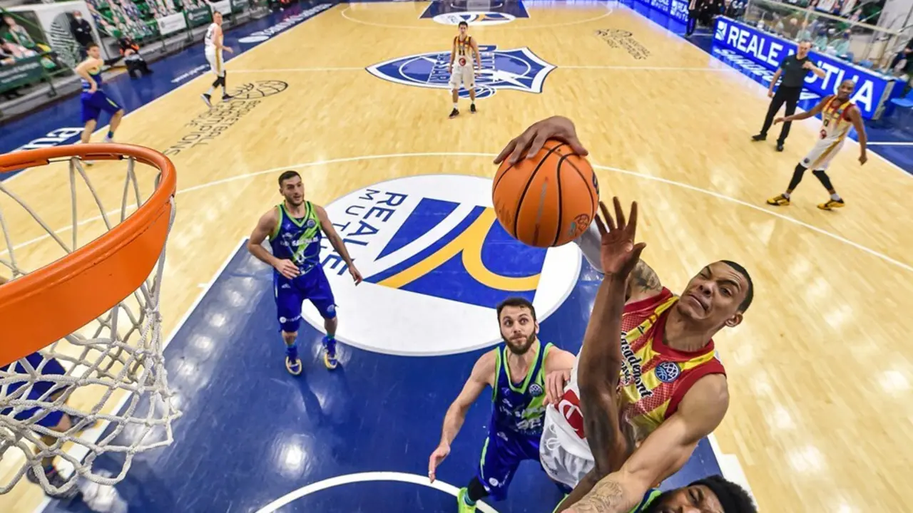 Jacob Wiley, en el partido en la pista del Sassari. Foto: FIBA